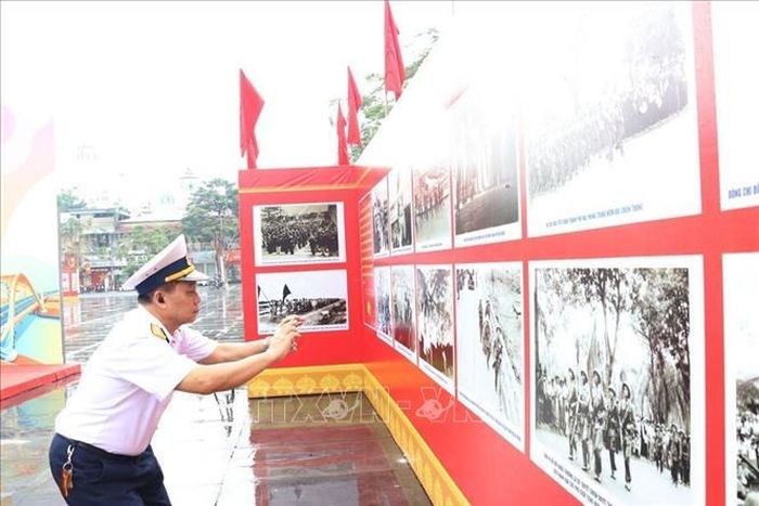 Cụm trưng bày Tư liệu Hải Phòng Ngày giải phóng thu hút nhiều đại biểu quan tâm.