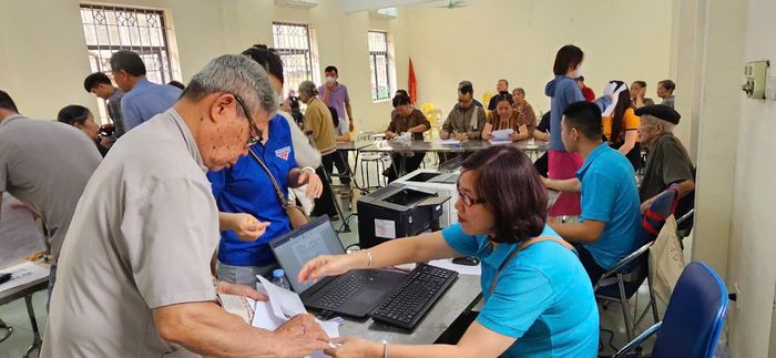 Người dân được hỗ trợ thực hiện ủy quyền nhận lương hưu tại Nhà văn hóa Tổ dân phố Bạch Đằng, phường Hà Đông, Tp. Hà Nội.