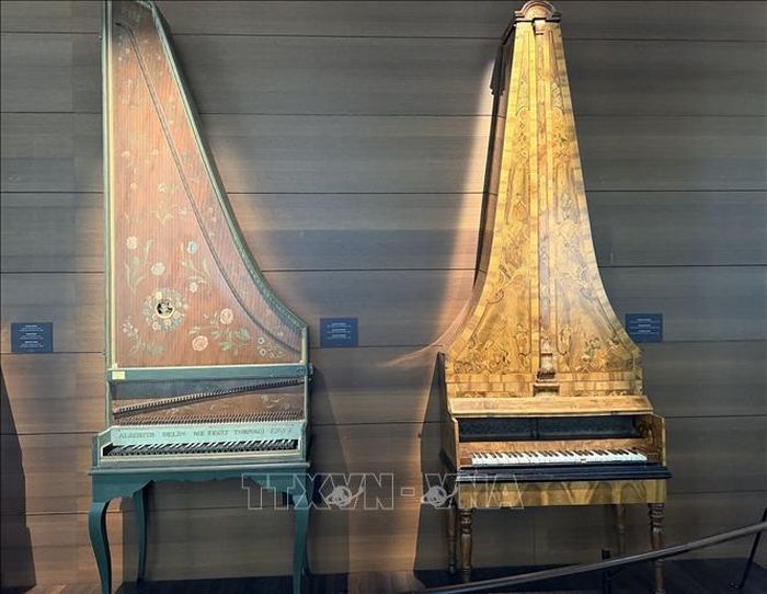 Đàn piano đứng có niên đại từ thế kỷ XIX.