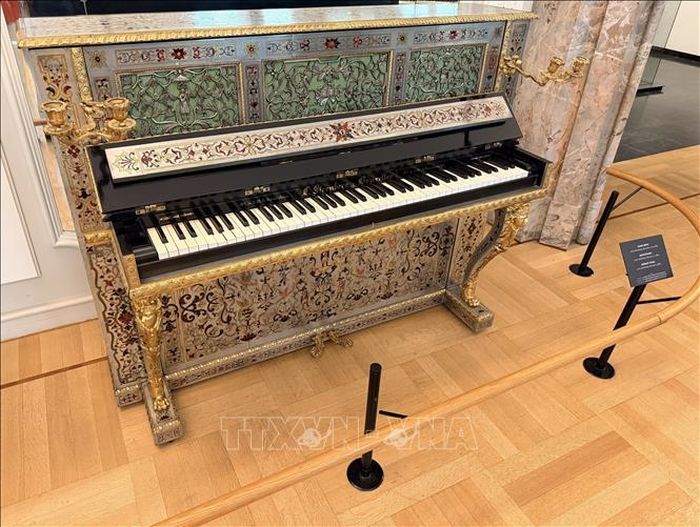 Một chiếc đàn piano cổ từ năm 1865 tại Bảo tàng nhạc cụ Brussels.