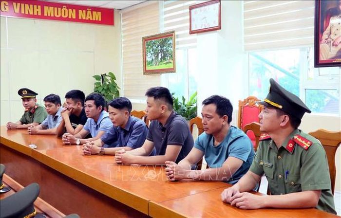 Các đối tượng được triệu tập đến làm việc tại cơ quan công an. Ảnh: Công Tường/TTXVN