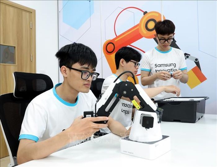 Buổi thực hành về công nghệ cao của Chương trình Samsung Innovation Campus tại Trường Cao đẳng Công nghệ Việt - Hàn Bắc Giang.