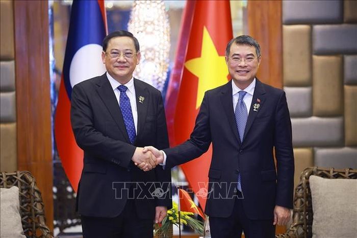 Thủ tướng Lê Minh Hưng gặp Thủ tướng Lào Sonexay Siphandone. Ảnh: Dương Giang/TTXVN