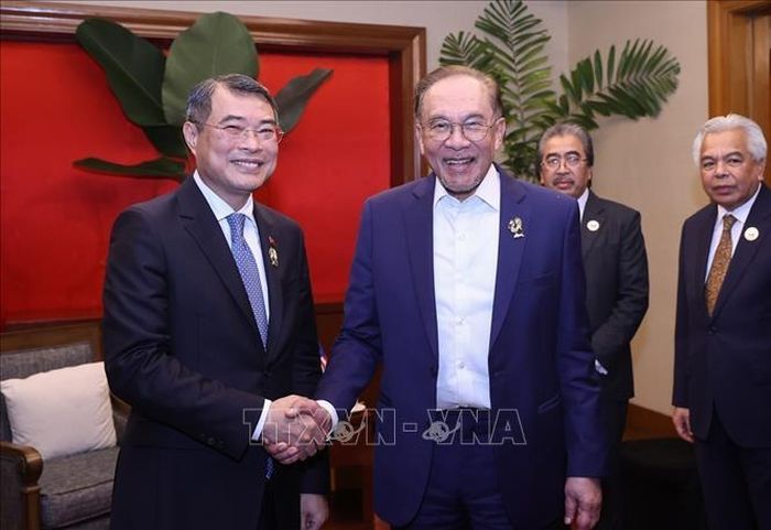 Thủ tướng Lê Minh Hưng gặp Thủ tướng Malaysia Anwar Ibrahim. Ảnh: Dương Giang/TTXVN