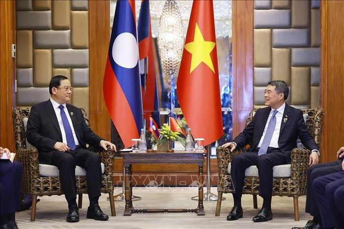 Thủ tướng Lê Minh Hưng gặp Thủ tướng Lào Sonexay Siphandone. Ảnh: Dương Giang/TTXVN