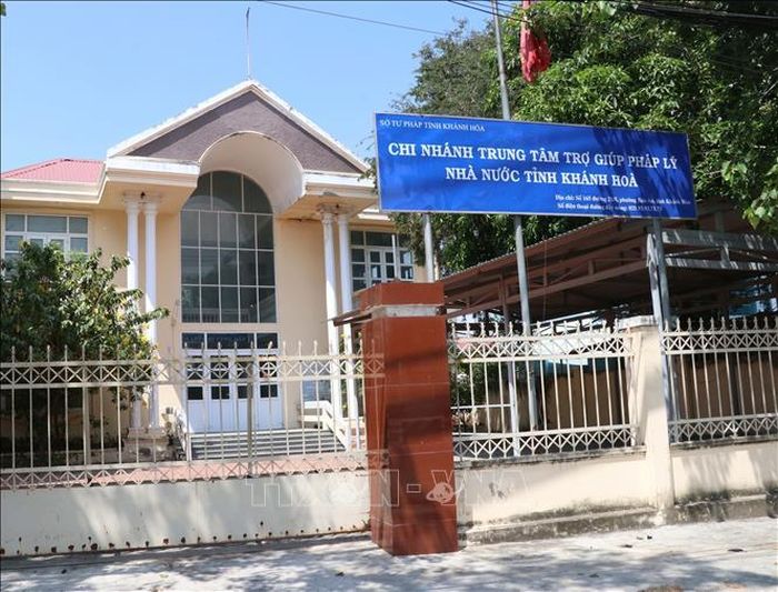 Trụ sở Trung tâm trợ giúp pháp lý (Sở Tư pháp tỉnh Khánh Hòa) tại phường Bảo An vẫn chốt đóng, then cài, không có người bảo vệ.