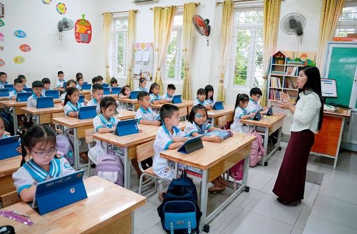 Tại Trường tiểu học Nguyễn Du, năm học 2025-2026, mô hình “Lớp học thông minh” được triển khai trên tổng số 8 lớp (3 lớp 2 và 5 lớp 1).