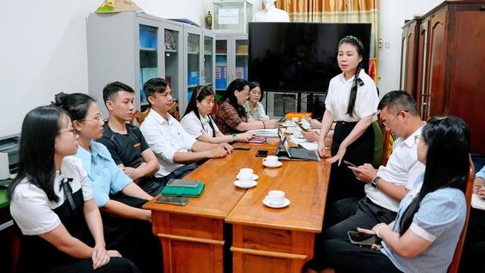 Phó Chủ tịch UBND phường Thành Sen Trần Thị Thủy Nga làm việc với ban giám hiệu nhà trường, đại diện phụ huynh các lớp triển khai mô hình.