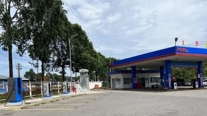 Trước đó, hai bên đã hợp tác triển khai và đưa vào hoạt động gần400trạm sạc ô tô điện kết hợp tủ đổi pin xe máy điện VinFast tại các cửa hàng xăng dầu PVOIL.