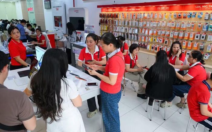 Người dùng thuê bao di động đến các điểm giao dịch của các nhà mạng làm thủ tục xác thực thông tin thuê bao tăng mạnh.