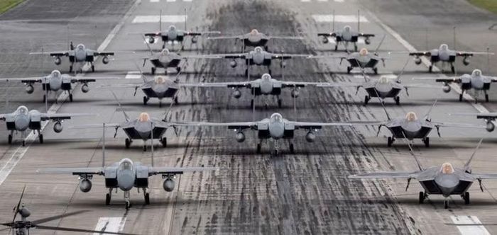 Máy bay F-22 và F-15 tại Căn cứ Không quân Kadena. Ảnh: MW.