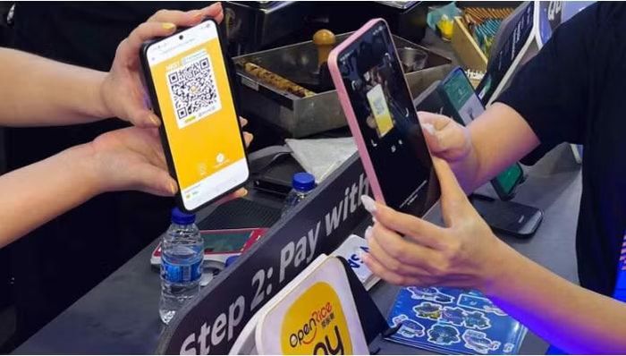 Thanh toán bằng mã QR tại Malaysia đã tăng vọt lên khoảng 3,48 tỷ giao dịch vào năm 2024. Ảnh: Nikkei Asia.