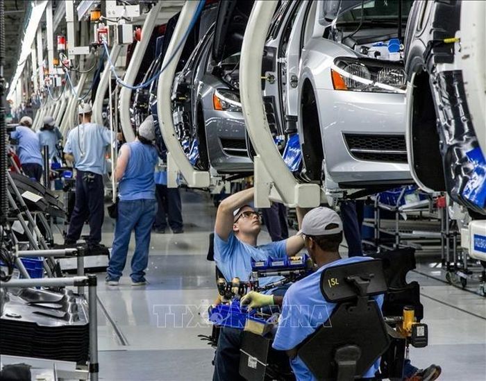 Công nhân lắp ráp ô tô tại một nhà máy của hãng Volkswagen ở Chattanooga, Đức. Ảnh: AP/TTXVN
