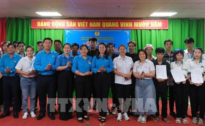 509 đoàn viên được kết nạp vào tổ chức công đoàn. Ảnh: Nguyễn Hằng - TTXVN