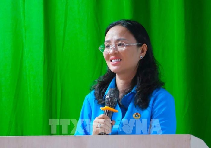 Bà Lê Thị Sương Mai, Chủ tịch Liên đoàn lao động thành phố Cần Thơ chúc mừng trên 500 đoàn viên chính thức đứng vào hàng ngũ của tổ chức công đoàn. Ảnh: Nguyễn Hằng - TTXVN