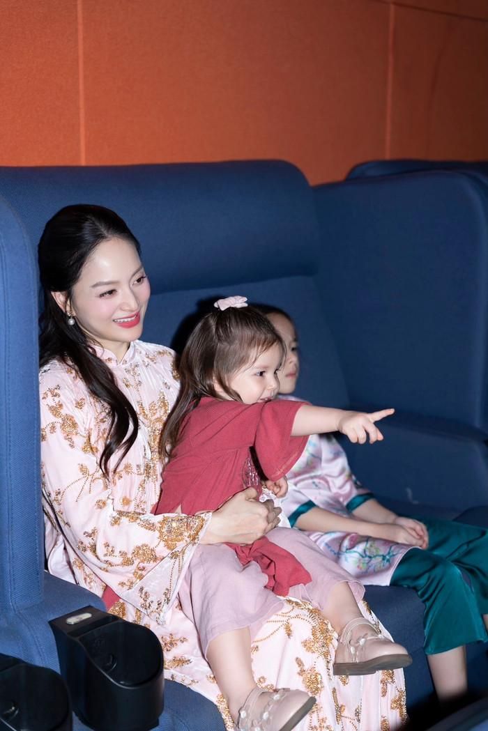 Lan Phương dành nhiều thời gian bên con.
