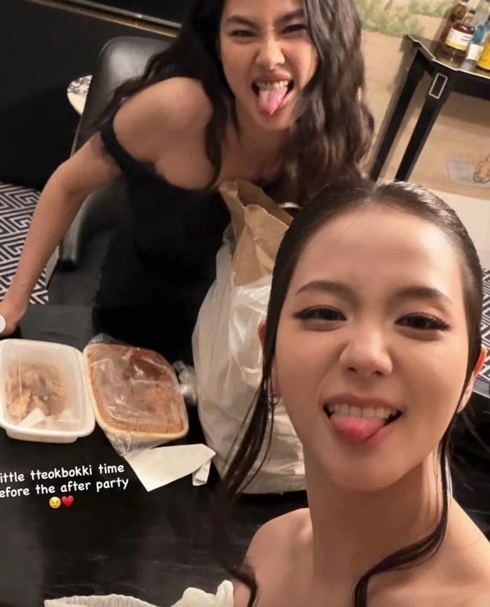 Cả hai còn được bắt gặp đi ăn tokbokki cùng nhau trước khi tham dự buổi tiệc hậu Met Gala 2026.