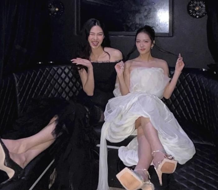 Thành viên nhóm BLACKPINK còn công khai nhiều bức ảnh chụp cùng Jung Ho Yeon, cho thấy mối quan hệ thân thiết giữa hai ngôi sao Hàn Quốc. 