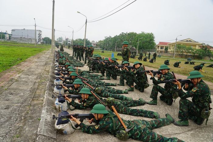 Dù đã quá nửa buổi sáng, các chiến sĩ mới vẫn hăng say luyện tập ở thao trường.