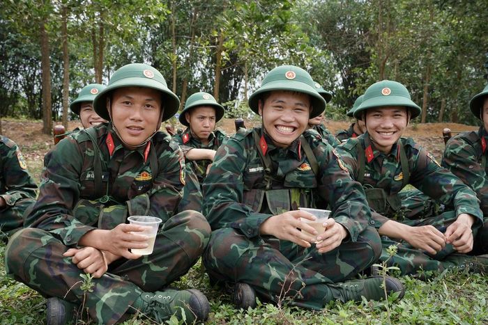 Nụ cười của chiến sĩ khi nhận ly nước từ mô hình "Bát nước nghĩa tình" của Hội Phụ nữ Cơ quan Bộ Tham mưu - Tổng cục Hậu cần - Kỹ thuật trao gửi