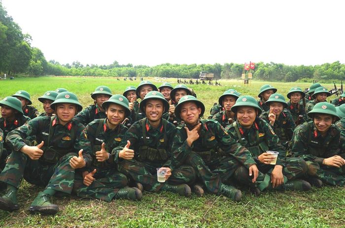 Nụ cười tươi tắn đầy tự hào khi được khoác lên mình màu xanh áo lính.