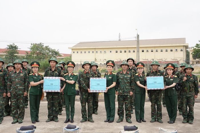 1.300 suất quà thiết thực được Đoàn công tác trao tặng các đơn vị huấn luyện dịp này