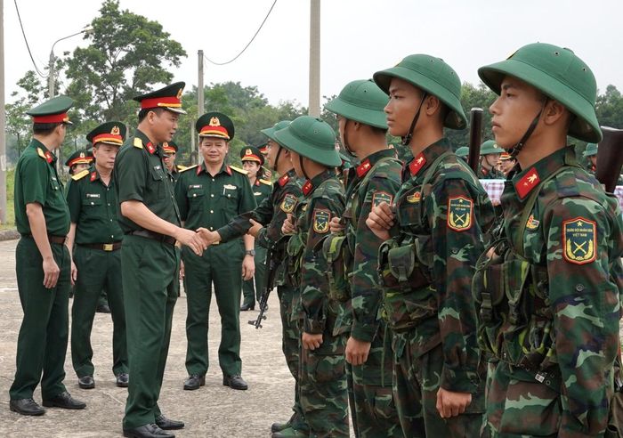 Đại tá Lê Hoàng Việt, Phó tham mưu trưởng Tổng cục Hậu cần - Kỹ thuật làm trưởng đoàn đến kiểm tra, động viên chiến sĩ mới.