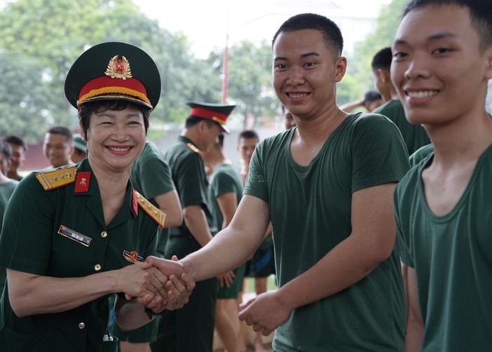 Thượng tá quân nhân chuyên nghiệp Bùi Thị Lân, Chủ tịch Hội Phụ nữ Cơ quan Bộ Tham mưu, Tổng cục Hậu cần - Kỹ thuật động viên tinh thần chiến sĩ trong buổi huấn luyện bơi.