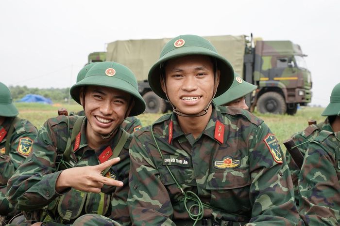 Chiến sĩ Chu Bùi Thanh Lâm (bên phải) quê ở Thái Nguyên cùng đồng đội trong giờ giải lao ở thao trường.