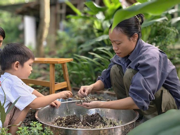 Chị Đặng Thị Thanh Nhàn hướng dẫn trẻ em trong cộng đồng làm giá đỗ