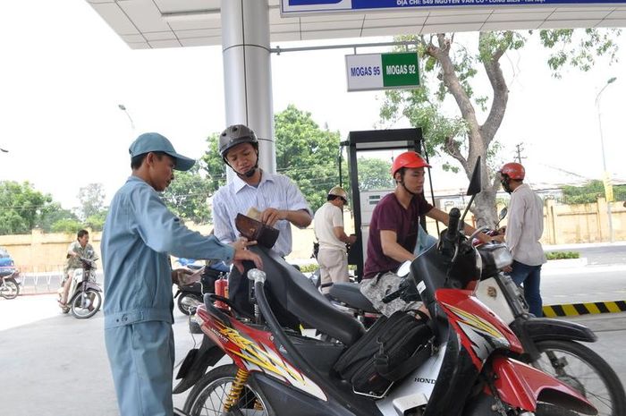 Theo Nghị quyết số 19/2026/NQ-CP, nhiều điều kiện kinh doanh xăng dầu bị cắt giảm. Ảnh: Du Ca