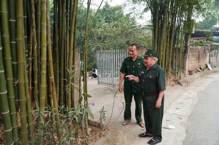 Cụ Nguyễn Hữu Chấp - người chiến sĩ Điện Biên năm xưa (người chỉ tay) đã xung phong bàn giao đất, phục vụ dự án trọng điểm của tỉnh Điện Biên. Ảnh: Lê Lan