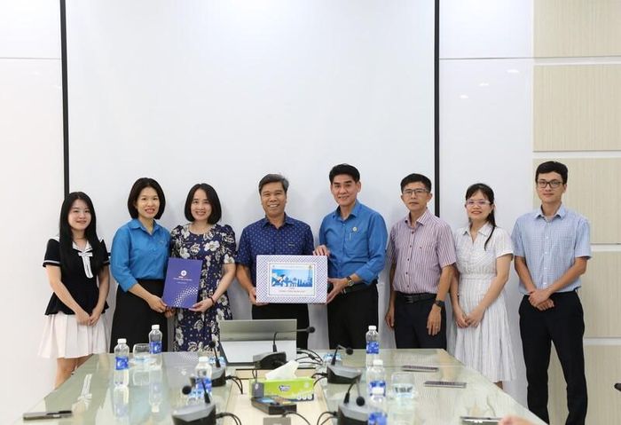 Lãnh đạo Công đoàn EVNCPC trao quà động viên CBCNV-NLĐ CPCCC. Ảnh: Xuân Thái