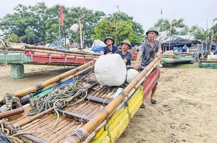 Ngư dân xã Hoằng Thanh đưa phương tiện khai thác thủy sản về khu vực tập trung.