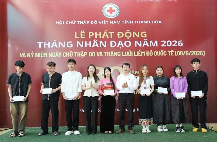 Bí thư Tỉnh đoàn Lê Ngọc Ánh và Chủ tịch Hội Chữ thập đỏ tỉnh Nguyễn Quốc Thanh trao quà tặng 10 học sinh, sinh viên có hoàn cảnh khó khăn tại Trường Dự bị Đại học Sầm Sơn.