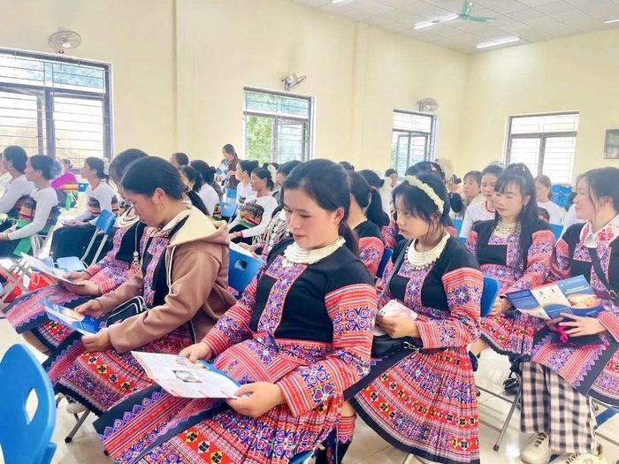 Chị em phụ nữ vùng dân tộc thiểu số tìm hiểu thông tin về bệnh Thalasemia.