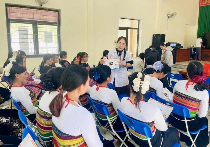 Cán bộ Trung tâm Y tế Mường Lát truyền thông về bệnh Thalasemia tại xã Tam Chung.