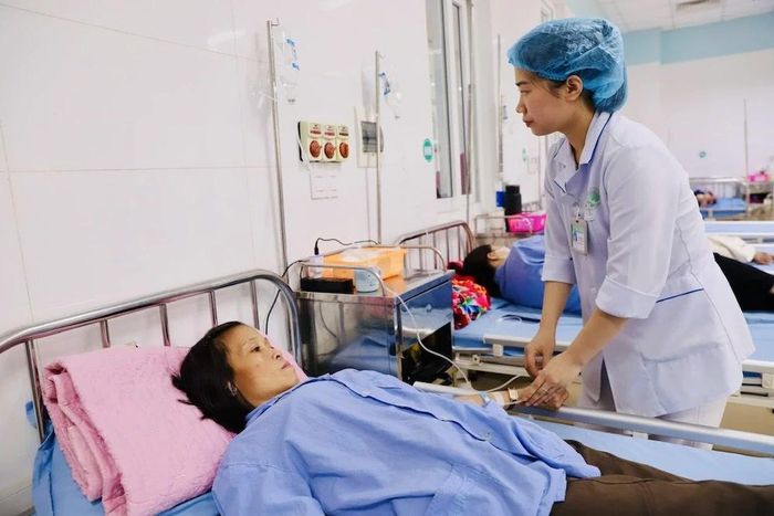 Phát hiện bệnh từ năm 2013, đầu đặn mỗi tháng một tuần, chị Hà Thị Giang, xã Tam Lư nhập viện điều trị.