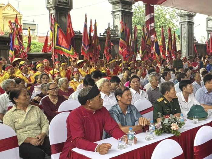 Đông đảo Nhân dân tham dự lễ hội.