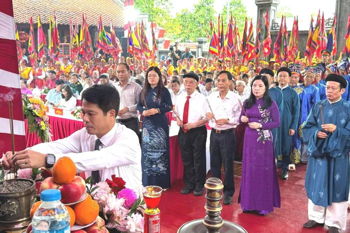 Đồng chí Đào Xuân Yên, Ủy viên Ban Thường vụ, Trưởng Ban Tuyên giáo và Dân vận Tỉnh ủy cùng các đại biểu thực hiện nghi thức dâng hương tại lễ hội.