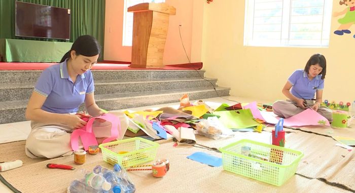 Giáo viên Trường Mầm non Tân Khang làm học liệu từ phế liệu.