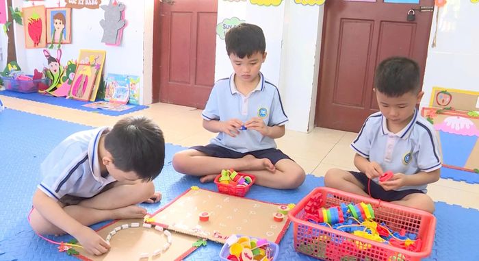 Từ những chiếc nắp chai, ống hút... qua bàn tay khéo léo của giáo viên, trẻ đã có những đồ dùng bắt mắt, để vừa học vừa chơi.