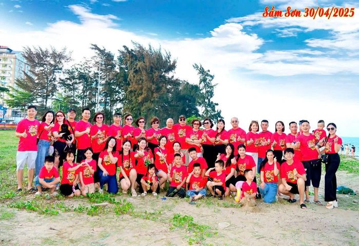 Gia đình em Anh Thư trong một chuyến du lịch hè tại Sầm Sơn (Thanh Hóa). (Ảnh: NVCC)