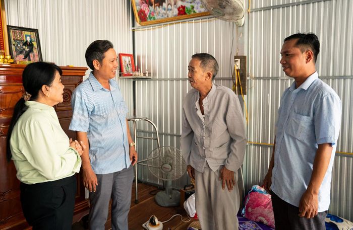 Ban lãnh đạo ấp Vĩnh Thành đến thăm hỏi, động viên gia đình có hoàn cảnh khó khăn. Ảnh: LÊ TRUNG HIẾU