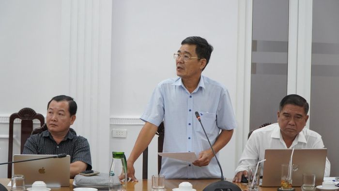 Giám đốc Ban Quản lý dự án đầu tư xây dựng các công trình nông nghiệp và phát triển nông thôn Nguyễn Văn Tư phát biểu tại cuộc họp.