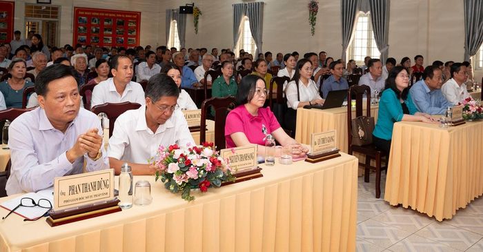 Đại diện sở, ngành tỉnh, chính quyền địa phương và cử tri tham dự buổi tiếp xúc cử tri.