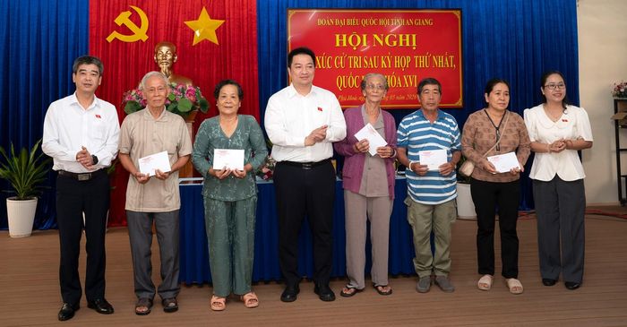 Đại biểu Quốc hội tỉnh An Giang đơn vị số 3 tặng quà cho gia đình chính sách.