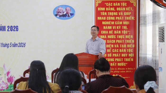 Phó Giám đốc Sở Dân tộc và Tôn giáo tỉnh An Giang Danh Tha giới thiệu chuyên đề hướng dẫn quy trình kiểm tra, giám sát, đánh giá và báo cáo tiến độ thực hiện chương trình.