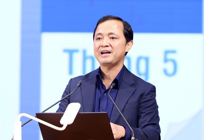  Đồng chí Nguyễn Xuân Trường truyền đạt các nội dung. 