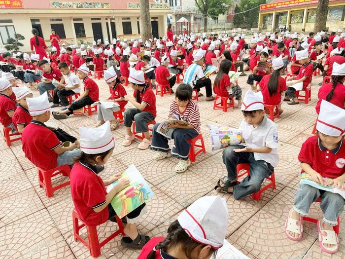  Học sinh Trường Tiểu học Mai Trung 2 hưởng ứng Ngày hội đọc sách. 
